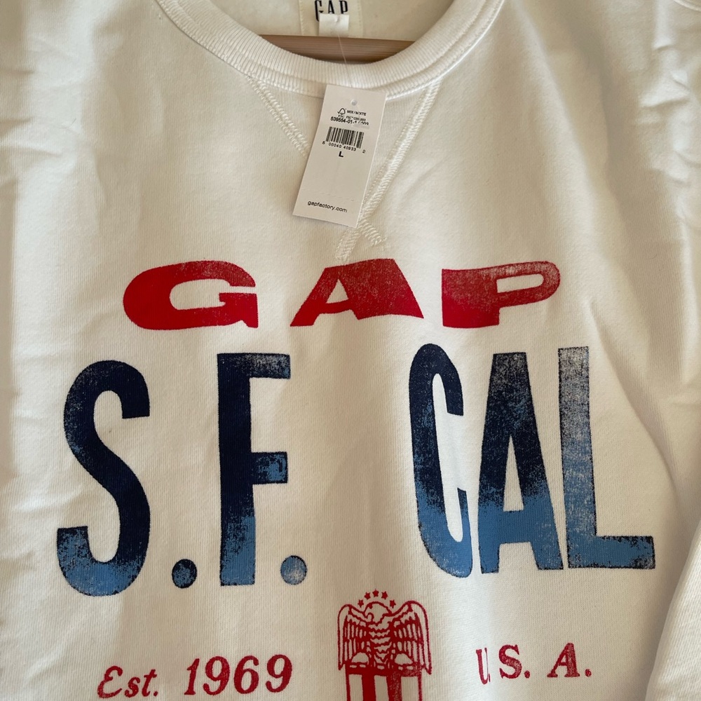 Gap white sweatshirt New with tags. Very Stylish
